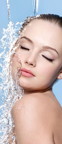 Die HydraFacial-Anwendung verwöhnt Ihre Haut auf mehreren Wegen