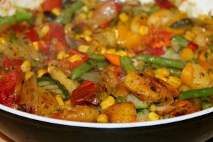 Vegane Gemüsepfanne mit Kartoffeln, Paprika, Zucchini, Mais und mehr!