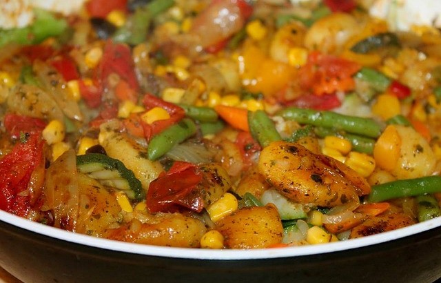 Vegane Gemüsepfanne mit Kartoffeln, Paprika, Zucchini, Mais und mehr!